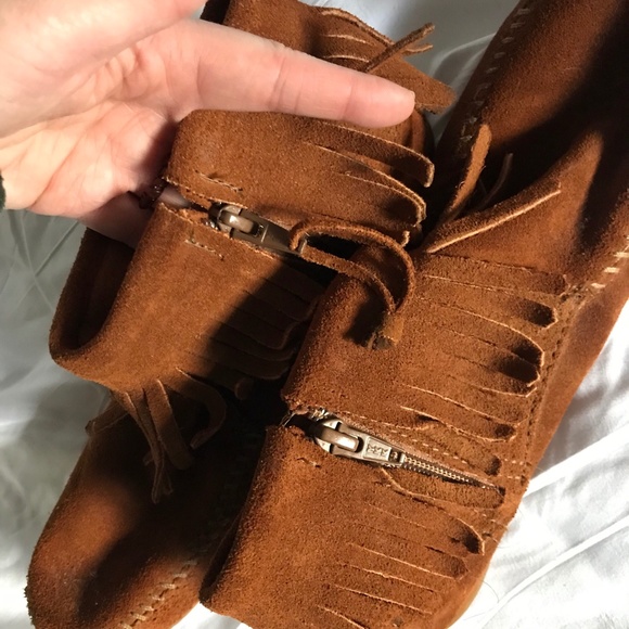Minnetonka Concho Feather Moccasin Boot 522 - Picture 6 of 11